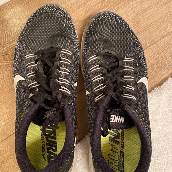 Nike shoes - Picture 1 of 5